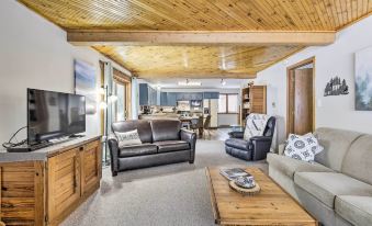 Lakefront Mercer Home Private Dock and Kayaks!