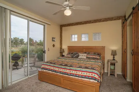 Beautiful Golf Course view with gorgeous sunsets Отели рядом с достопримечательностью «Arizona State University Polytechnic Campus»