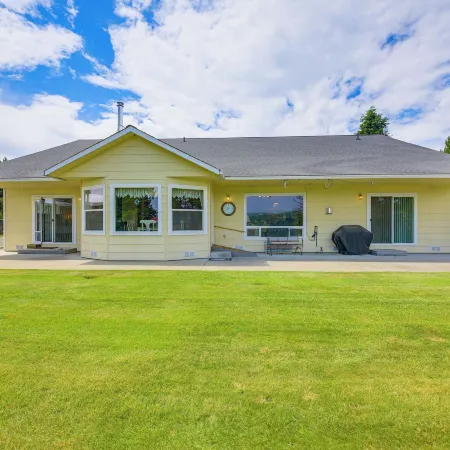 Moyie Springs Home w/ Views, Near Kootenai River!