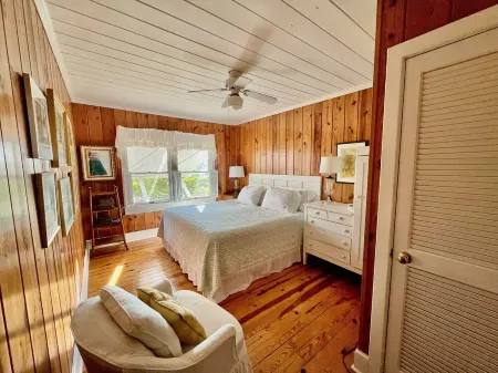 Oceanfront 5 bedroom in Nags Head, NC Outer Banks. Art lovers home.