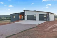 4 bed, 3 Bath, Hot tub, Convenient location, Wi-fi Hotels in Summerset