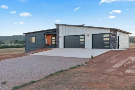 4 bed, 3 Bath, Hot tub, Convenient location, Wi-fi