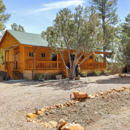 Charming 2-bedroom Cabin with WiFi, Wood Stove and AC in serene Heber-Overgaard!