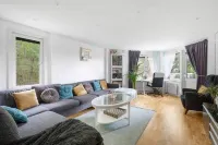 Beautiful apartment close to metro station, shops and amazing nature. Hotel a Botkyrka