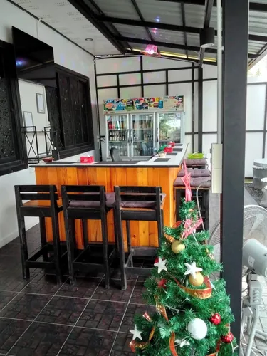 รูปภาพของห้องพักเตียงใหญ่แบบประหยัด มีแค่พัดลม และใช้ห้องน้ำด้านนอก