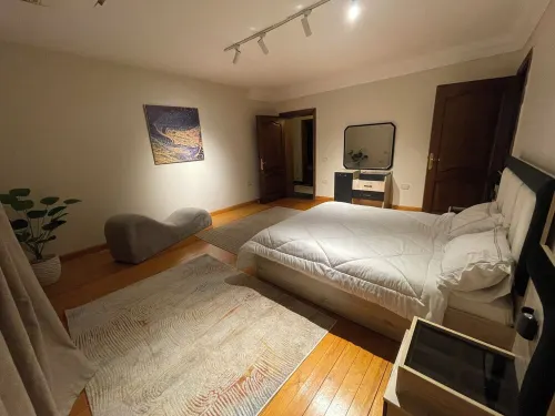 4-bedroom building in awesome Giza Governorate with WiFi, AC Hotels in Gazirat Mit Oqbah