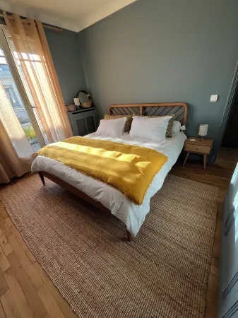 Quiet, sunny apartment with exceptional view of Paris - sleeps 4