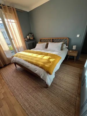 Quiet, sunny apartment with exceptional view of Paris - sleeps 4