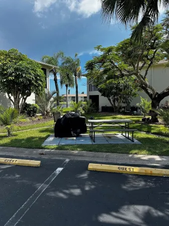 Renovated 2bed 2bath condo 2min to Fort Myers & Sanibel Beaches with WiFi, AC