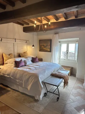 Stunning 1-Bedroom Penthouse with Panoramic Views, WiFi & AC in Enchanting Todi