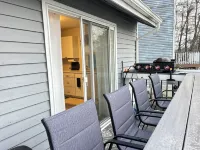 Charming 3-bedroom house on Winnisquam Lake, Hotels in Tilton