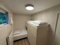 Cozy bungalow with large, fenced garden in natural surroundings โรงแรมใน