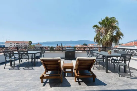 Modern Luxury Apartments- One bedroom apartment with balcony and pool view Отели рядом с достопримечательностью «Церковь Святого Михаила»