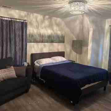 Charming 1-bedroom carriage house apartment with private garage Rooms