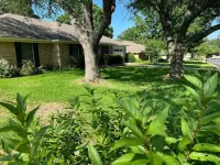 Serengeti a hardy 3 bedroom house, doggie door, TV in BDRMS