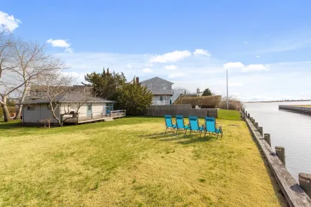 Fun and Chic Southampton Waterfront Cottage Отели рядом с достопримечательностью «Cryder Beach»