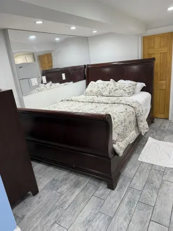 Charming 1-bedroom apartment with AC, WiFi in wonderful Queens Отели рядом с достопримечательностью «Заказник Джамайка Бэй»