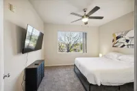Castle Rock Retreat w/ queen bed, pool & hot tub