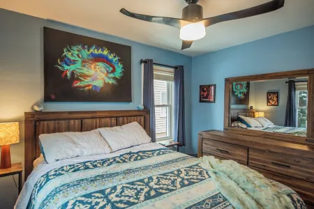 2BR with Pretty Art and Cinema Reclining Couches Отели в г. Ферндейл