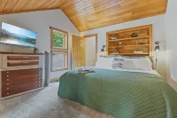Rickenbacker Ridge sleeps 13 w/ heated pool+hot tub+firepit+game room !