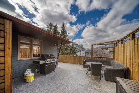 Mountain View Retreat in the heart of Banff - Massive House Sleeps 23