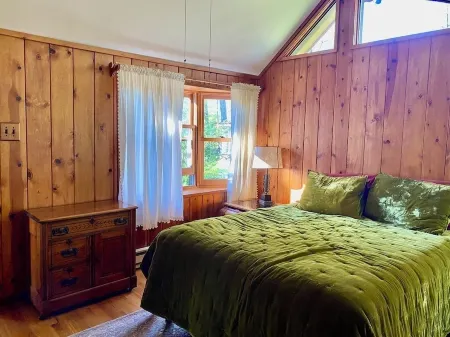 Enchanted 2 bedroom, x-lake cabin with mountain views.  Fast WFYI , Napanoch. Отели в г. Ваварзинг