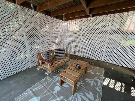 Adorable in-law studio w/private entrance-Minutes to downtown, 5 miles to beach!