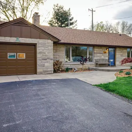 Cheerful & cozy farmhouse 2 bedroom home