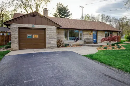 Cheerful & cozy farmhouse 2 bedroom home