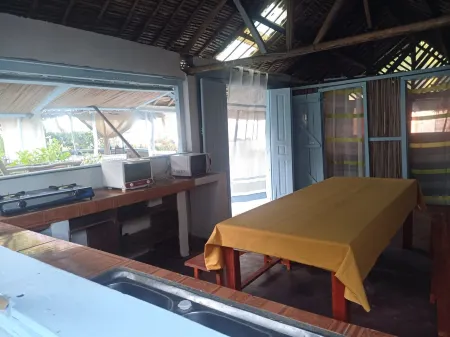 Bungalow 6 à 8 Personnes sur la Plage de Foulpointe Отели в г. Атзинанана