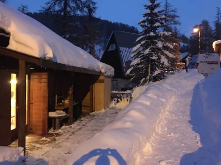 Quiet family chalet in the center of Les Claux resort, 250 minutes from the slopes.<br> Отели в г. Вар