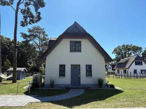 Vacation home Fischerhuus on Usedom with sauna, fireplace and private garden Hotels in Zirchow