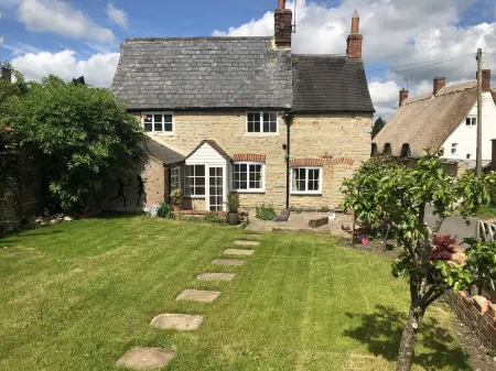 Cosy Character Grade 2 Listed Cottage with Wood Fired Hot Tub Отели в г. Шипстон-он-Стаур