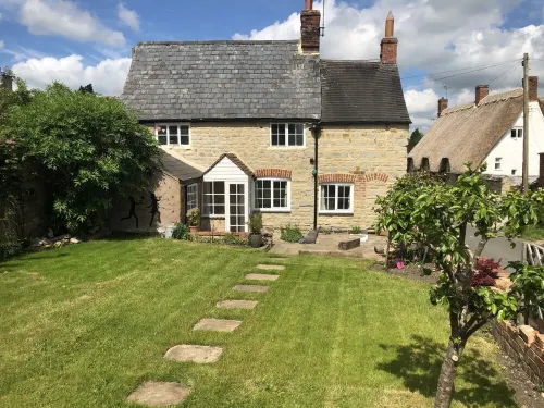 Cosy Character Grade 2 Listed Cottage with Wood Fired Hot Tub