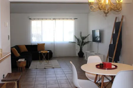 Welcome to the Joshua Tree Beach House Отели рядом с достопримечательностью «Юкка Вэлли Элементари Скул»