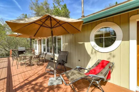 4000 sq ft Lakeside Escape Near Yosemite With Private Dock and Lake Access