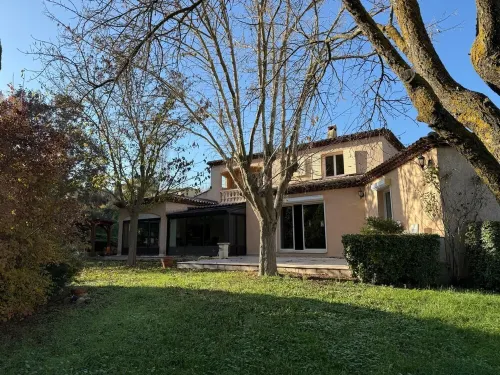 Cabriès: Family home in Provencal countryside, 20 min from Aix-en-Provence Hotels in Cabries