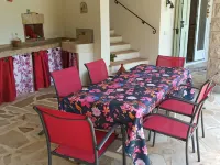 Magnificent villa with swimming pool and mountain view