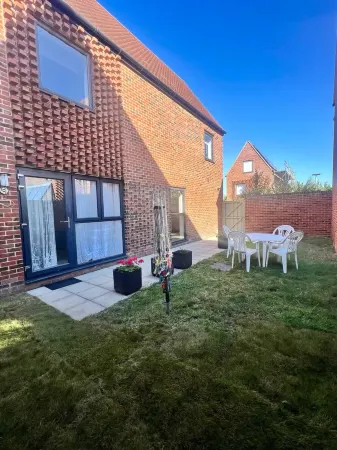 2 Bedroom House in Quiet Neighbourhood, Conveniently Located- 2 Parking Spaces Отели рядом с достопримечательностью «The Dockyard Railway»