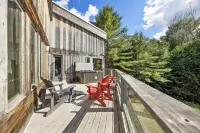 Luxury Blue Chalet with Hottub and Sauna 7000sqf of living space. Eco Friendly