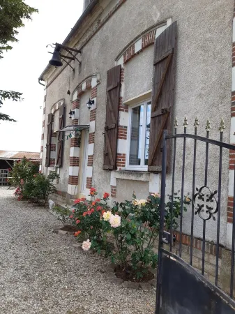 Former hamlet school, house with 500m2 enclosed grounds and swimming pool.