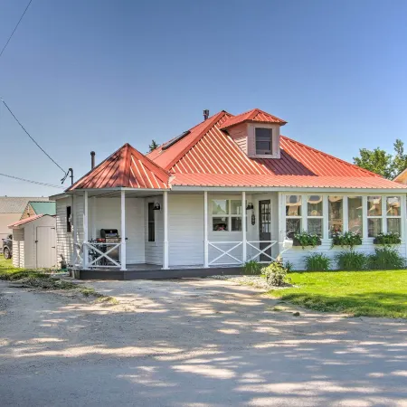 Charming Choteau Cottage: Ski & Fish Nearby!
