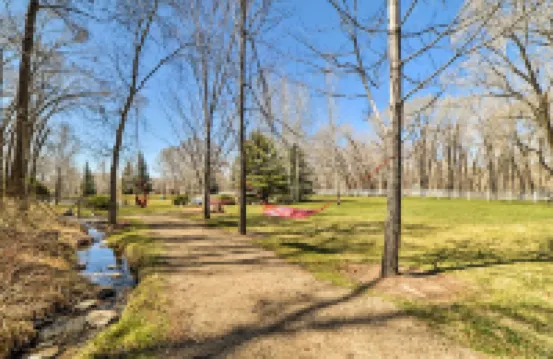 寬敞的曼科斯家住，帶傢俱甲板和院子！