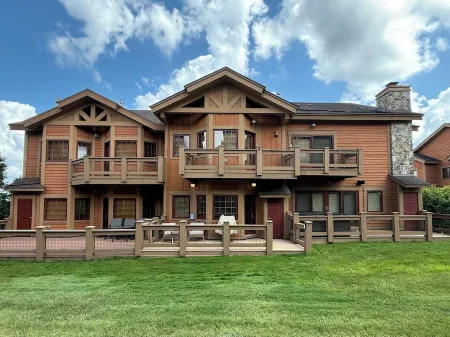 7 Springs - Luxury Southwind Townhome Ski-in Ski out off the back deck!