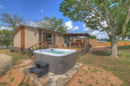 Sage: Peaceful Hill Country Retreat with Hot-Tub!