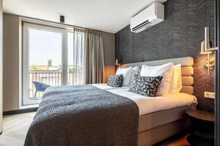 Playful and Luxurious Apartment in Heart of Delft Отели рядом с достопримечательностью «Vermeer Centrum Delft»