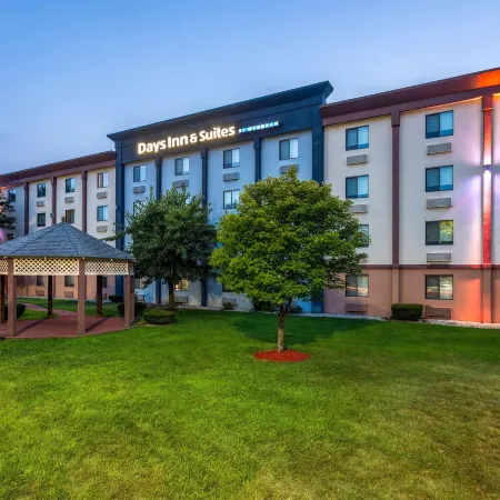 Days Inn and Suites by Wyndham Hammond, IN