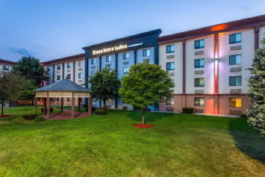 Days Inn and Suites by Wyndham Hammond, IN