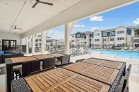 Luxurious Apartments - Pool Gym Bikes - Condos