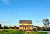 Cozy Cabin Escape • Sleeps 6 • Games • 65” TV